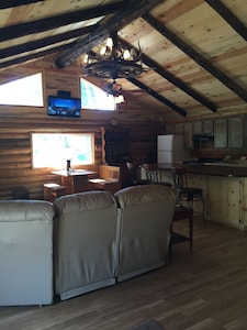 Hand Crafted Log Cabin, minutes away from your outdoor adventure