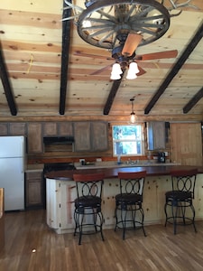 Hand Crafted Log Cabin, minutes away from your outdoor adventure