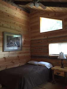 Hand Crafted Log Cabin, minutes away from your outdoor adventure