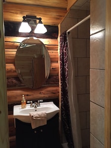 Hand Crafted Log Cabin, minutes away from your outdoor adventure