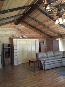 Hand Crafted Log Cabin, minutes away from your outdoor adventure