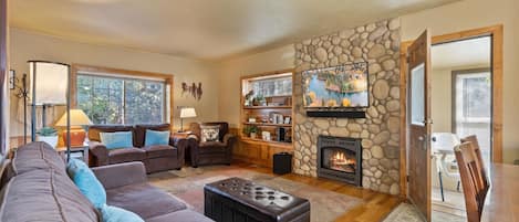 Lil Oar House, NW McCann Bend Oregon vacation rental, sleeps 4