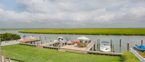 Swim, kayak and crab right from our dock. Beautiful marsh views, great birding.