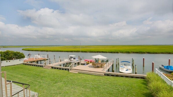 Swim, kayak and crab right from our dock. Beautiful marsh views, great birding.