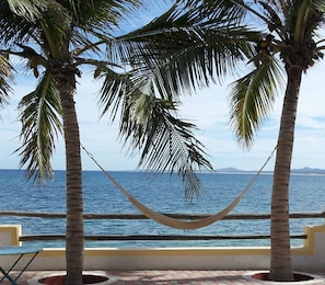 Hammock to chill in after paddleboarding, kayaking or kiteboarding sessions.
