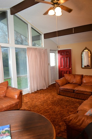 Groovy pad High ceiling Living Room and red door