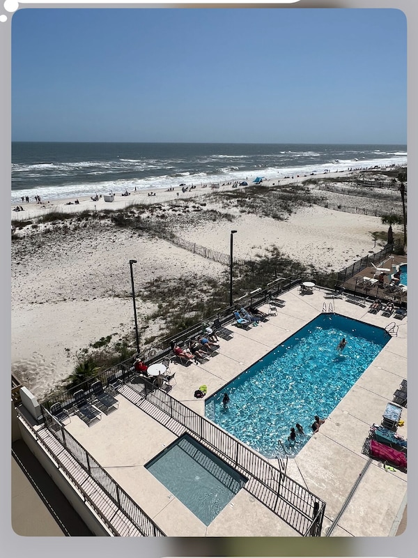 Large pool & Kiddie pool