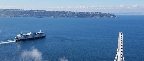 Views from Harbor Steps NE 2201 (note, just steam in foreground, not smoke)