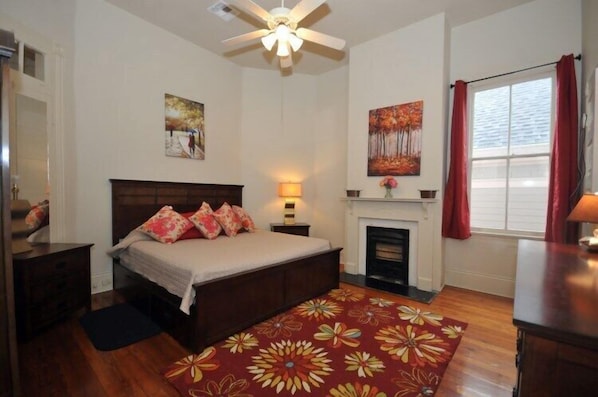 Master bedroom (King size bed)