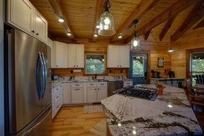 Fully equipped kitchen, with 2 coffee makers (Keurig and auto drip)