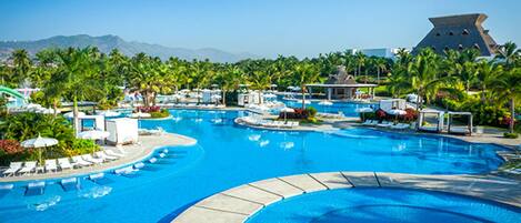 Picture of the pool at the Grand Mayan in Acapulco.
