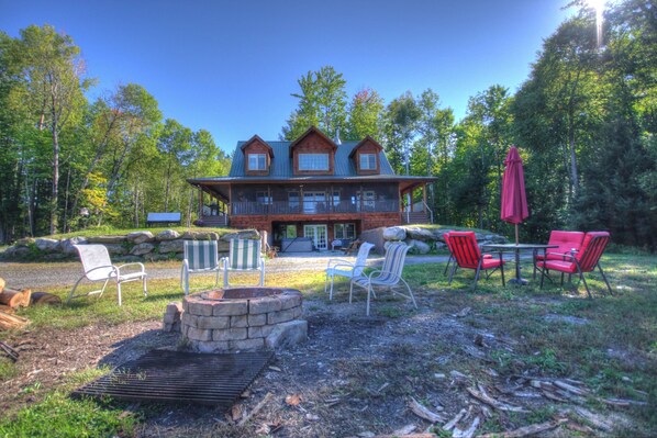 A Great Spot for An Outdoor Bar -be- cue!