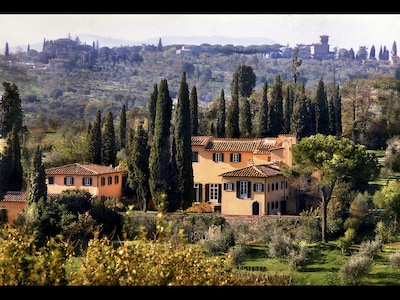 ONE MILE FROM HEART OF HISTORIC FLORENCE, STUNNING 5BD-5BA VILLA W/ HEATED POOL!