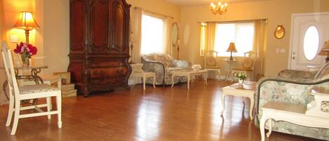 Large Elegant Living Room with Gold Chandeliers, Comfortable Sofas & Seating