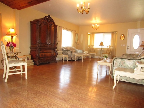 Large Elegant Living Room with Gold Chandeliers, Comfortable Sofas & Seating