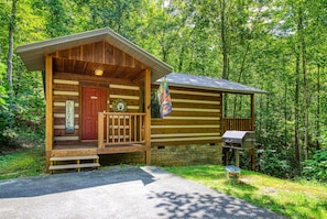 Gatlinburg Cabin "Unforgettable" - Parking area