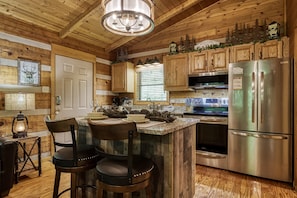 Gatlinburg Cabin "Unforgettable" - Kitchen Island and fully furnished kitchen