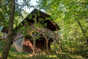 Pigeon Forge Cabin "Unforgettable" - Wooded setting