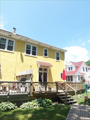 Private and spacious back deck. Natural gas Weber barbecue. No changing tanks!