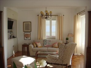 Living room with a pull out sofa, flat screen TV and wifi.