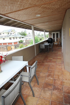 Great covered lanai for bbqing. Has propane grill