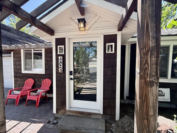 Welcome to the Cinder Cone Cottage! You'll love new the new floors and renovated bathroom!