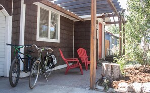 Four cruiser bikes provided!