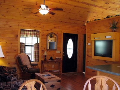 Cozy Cabin in the North Georgia Mountains - We are open and it's beautiful here!