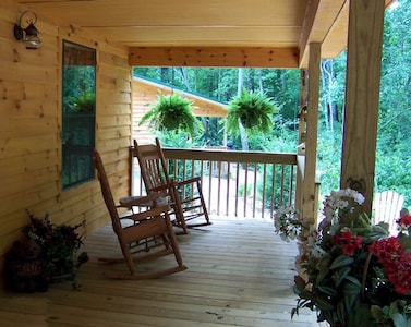 Cozy Cabin in the North Georgia Mountains - We are open and it's beautiful here!