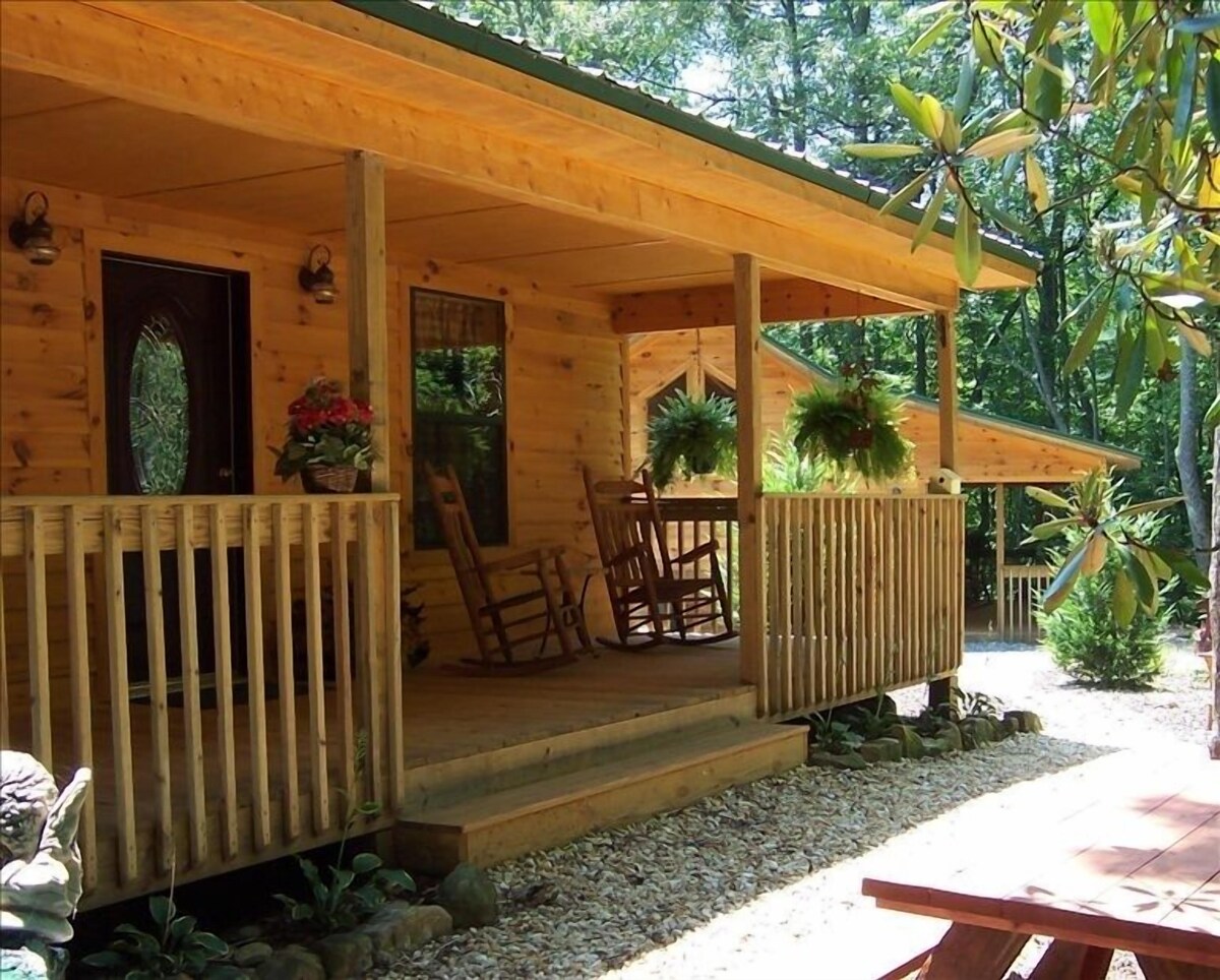 Cozy Cabin in the North Georgia Mountains – We are open and it’s beautiful here!