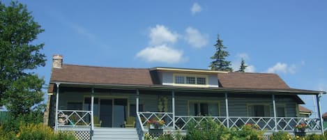 Front of Kildare Cottage facing the Lake with rooms of Waterfront Views