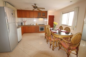 LARGE APT. 2 BED POOL VIEW WALK TO BEACH
