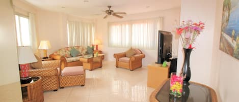 LARGE APT. 2 BED POOL VIEW WALK TO BEACH