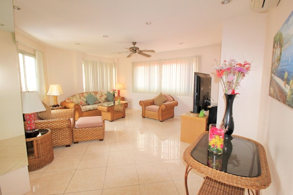 LARGE APT. 2 BED POOL VIEW WALK TO BEACH