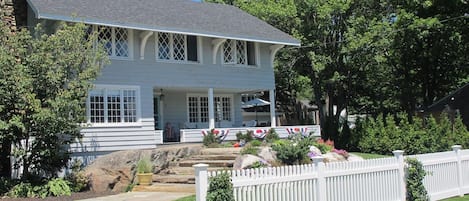 The Kennebunk House welcomes you!