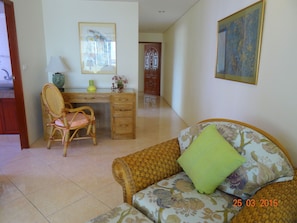 200 M2 BALCONY APT 2/2 WALK TO BEACH 