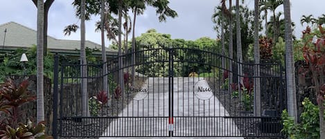 Entrance to Maka Nui Tui property and Hale Luana