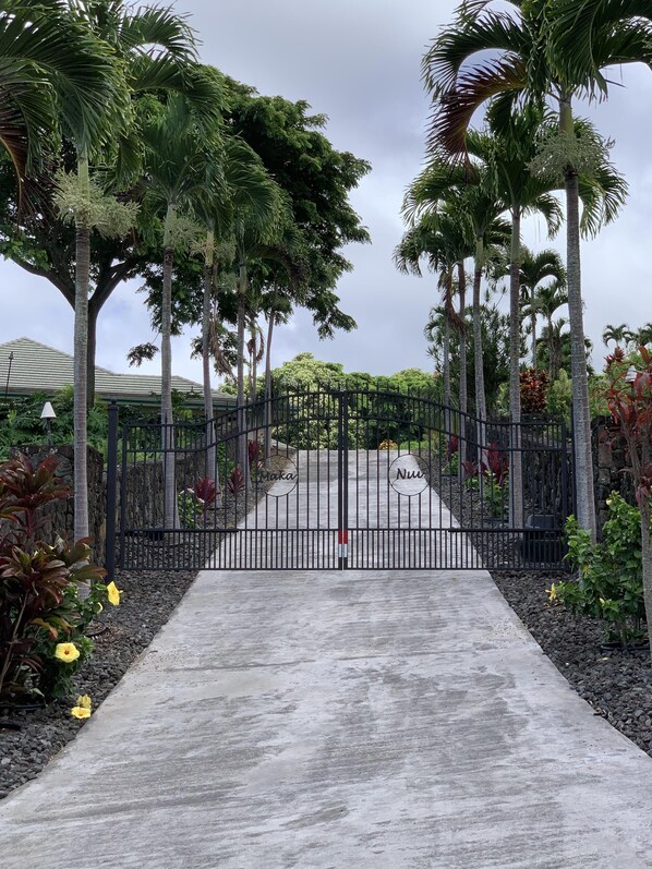 Entrance to Maka Nui Tui property and Hale Luana