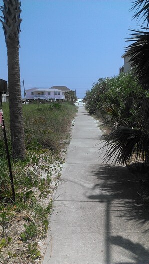 Straight, paved sidewalk to public beach ~ less than 2 minute walk 