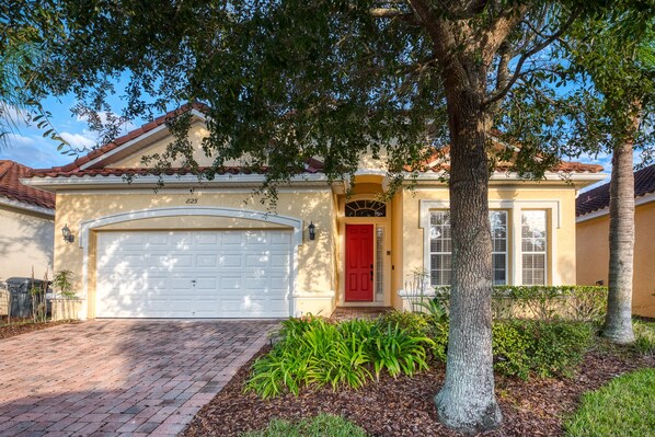 Spacious yet cozy, 5 bedroom villa in Tuscan style: terracotta roofs and pavers!
