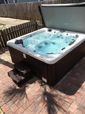 New 8 foot hot tub with a starlight view.  Also makes for great winter vacations