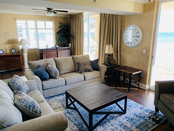 Luxurious and comfortable living room furniture!