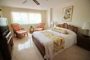 BALCONY APT 2/2 DLX 200 M2 walk to beach