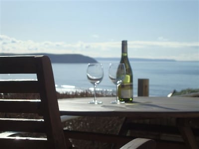 Haus mit Blick auf den Strand und auf die Insel Lundy