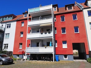 Blick vom Innenhof auf den Balkon
