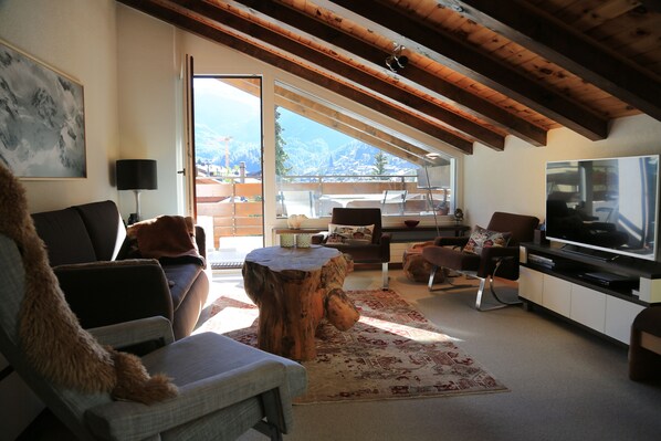 Die Stube mit Balkon und Blick über das Dorf.