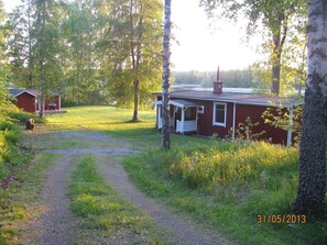 Zufahrt-Haupthaus rechts, Spielzimmer im NG  links