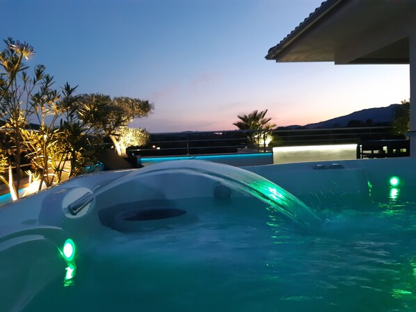 Outdoor spa tub
