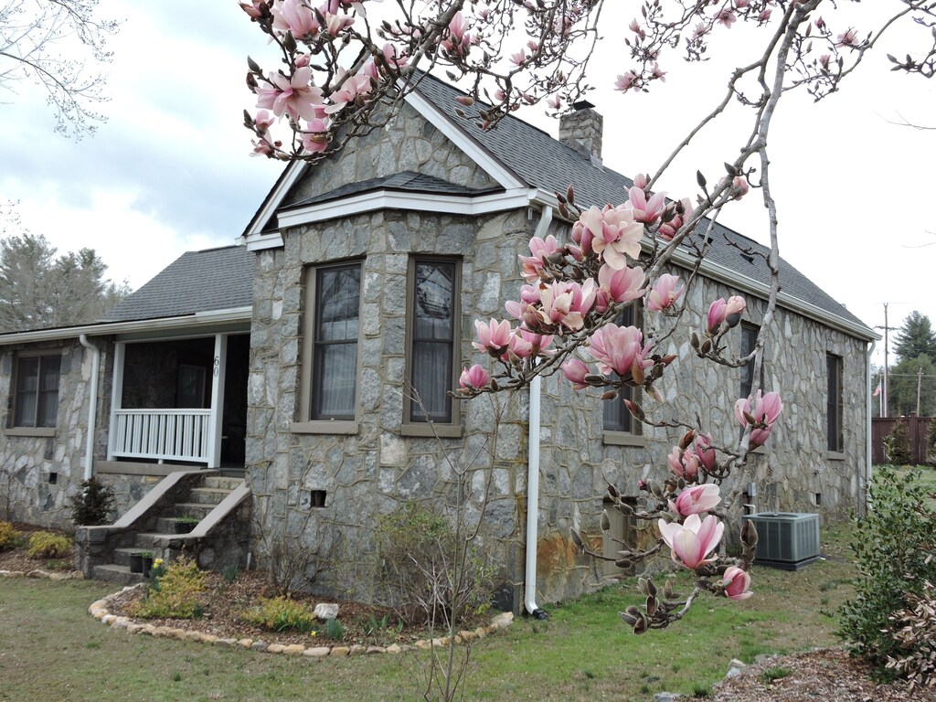The (renovated) Old Stone Cottage 3 blocks from town center - 2BR, 2B, Sleeps 6