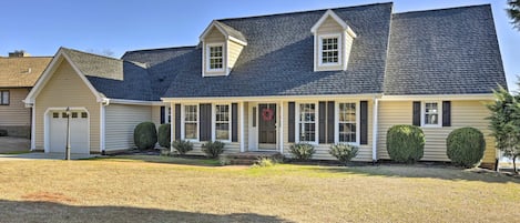 Sanford Vacation Rental | 4BR | 2.5BA | 2,500 Sq Ft | 3 Steps to Enter